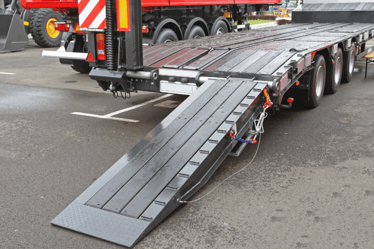 Remolque pesado con foco en frenos, ejes y suspensión.