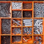 Caixas metálicas de arrumação utilizadas numa oficina automóvel.