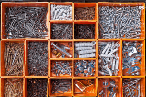 Caixas metálicas de arrumação utilizadas numa oficina automóvel.