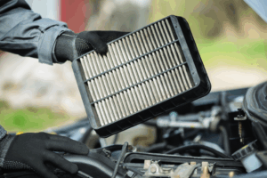 Sensor de pressão do filtro de partículas (FAP) instalado num motor automóvel.