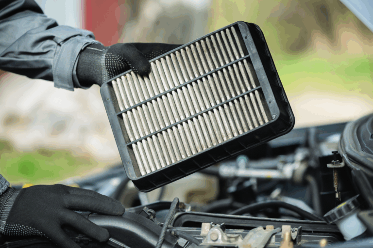 Sensor de pressão do FAP: Diagnóstico de avarias e substituição 9 Sensor de pressão do filtro de partículas (FAP) instalado num motor automóvel.