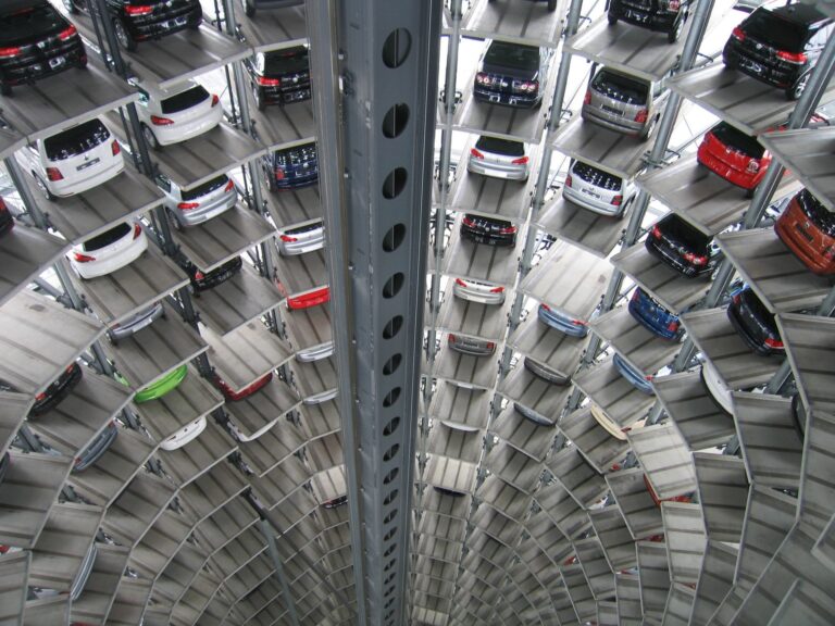 Parking de coches con vista aérea en movimiento circular.