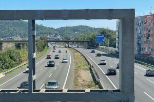 Autopista con coches de combustión circulando en movimiento