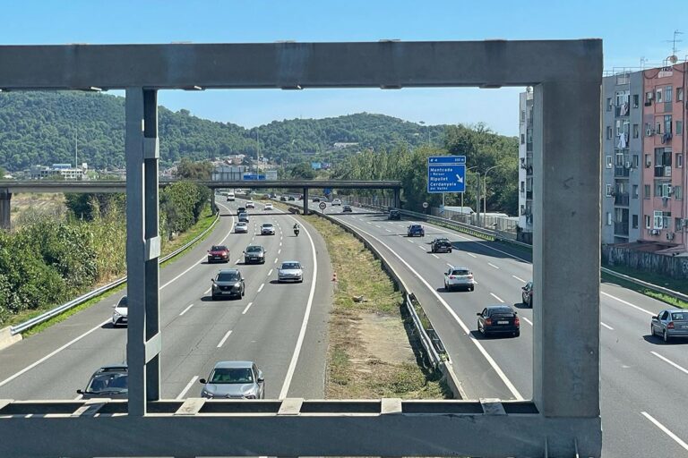 Autopista con coches de combustión circulando en movimiento