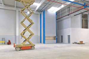Elevador de tijera en uso en un taller mecánico.