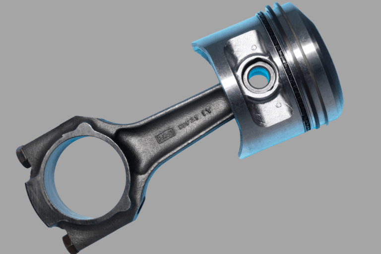 Pistones de motor sobre una mesa de trabajo en un taller mecánico, listos para revisión o sustitución.