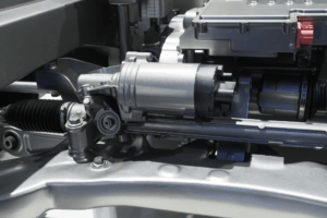 Technicien automobile effectuant un diagnostic du système de protection électrique d’un véhicule avec un multimètre.