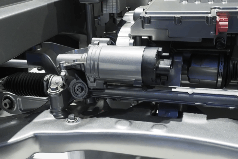 Technicien automobile effectuant un diagnostic du système de protection électrique d’un véhicule avec un multimètre.