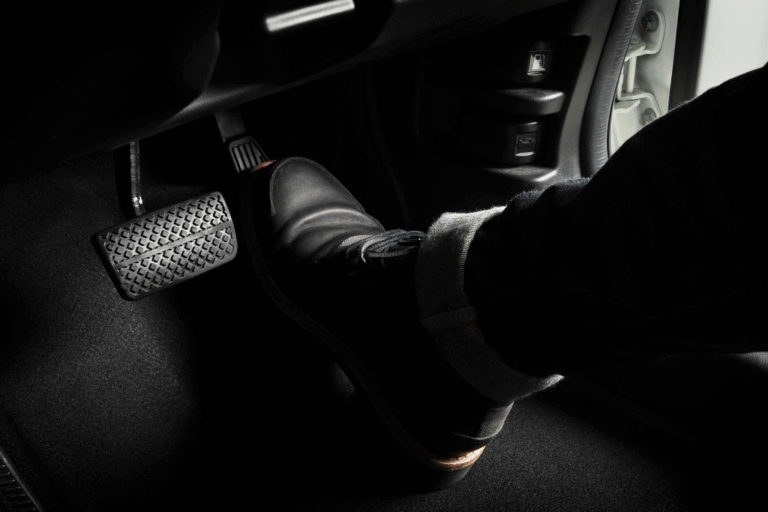 Acelerador eletrónico vs mecânico: Guia técnico para oficinas 7 Sistema de acelerador eletrônico e mecânico de veículo durante inspeção em oficina