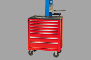 Carro de ferramentas organizado numa oficina mecânica.