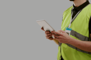 Mécanicien inspectant le moteur d’une voiture pour détecter un joint de culasse défectueux.