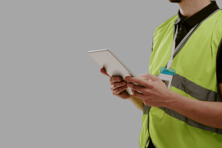Tableau de bord affichant les indicateurs clés de gestion des stocks de pièces automobiles dans un atelier.