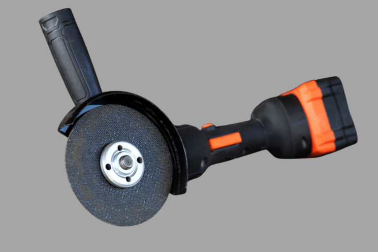 Outil de meulage professionnel (touret à meuler) dans un atelier, prêt à être utilisé par un technicien.