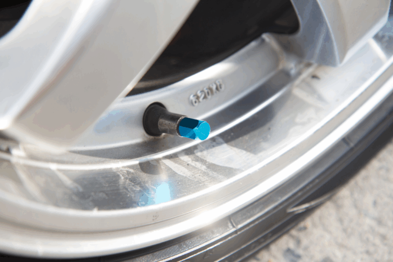 Mécanicien inspectant le joint de queue de soupape d’un moteur automobile pour identifier un problème.