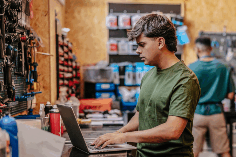 Computador numa oficina a mostrar software de gestão automóvel, simbolizando a escolha da ferramenta certa para otimizar processos.