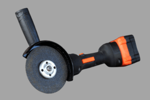 Conjunto de ferramentas Einhell a bateria numa oficina automóvel, destacando a sua utilização prática e mobilidade no setor auto.