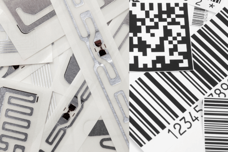 Trabalhador de oficina a utilizar um leitor RFID e etiquetas de código de barras para gerir o inventário de peças automóveis.