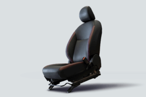 Técnico de oficina a comparar uma capa de couro nova com um banco automóvel reestofado, ilustrando as duas opções de renovação interior.