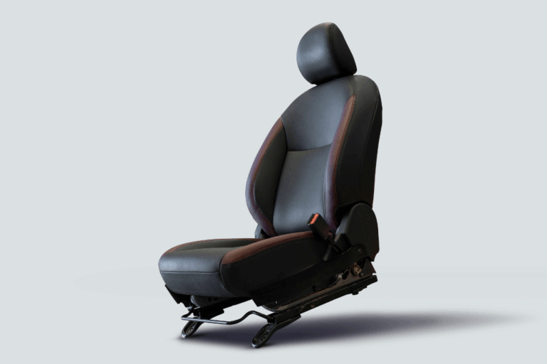 Técnico de oficina a comparar uma capa de couro nova com um banco automóvel reestofado, ilustrando as duas opções de renovação interior.