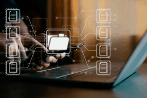 Pantalla de ordenador mostrando la integración de un DMS con un catálogo de recambios, simbolizando la eficiencia en la gestión del taller.