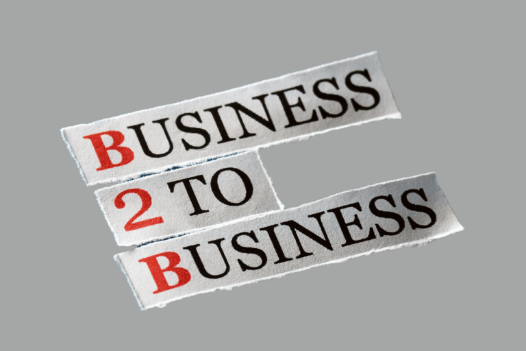 Profesional de ventas presentando recambios a un taller o flota de vehículos, representando estrategias de marketing B2B.