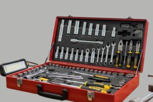 Mala de ferramentas aberta numa oficina, mostrando o equipamento essencial organizado para uso diário.