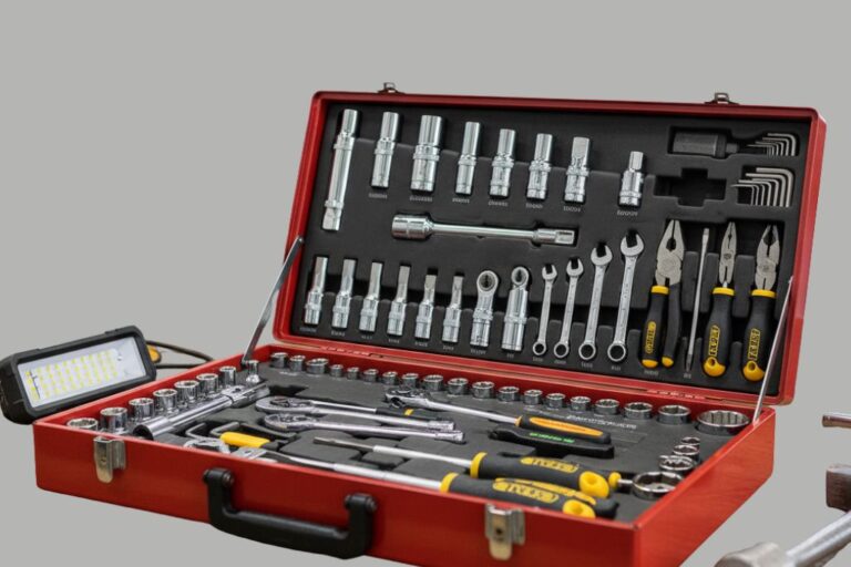 A mala de ferramentas ideal para a sua oficina: Guia de equipamento essencial 1 Mala de ferramentas aberta numa oficina, mostrando o equipamento essencial organizado para uso diário.