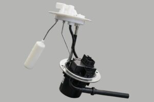 Mecánico revisando un aforador de combustible para diagnosticar y reemplazar el módulo completo del vehículo.