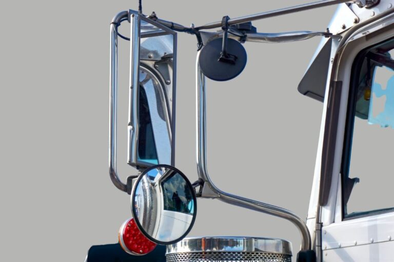 Como eliminar o ponto cego: Soluções de ajuste e acessórios para oficinas 3 Técnico de oficina ajustando espelhos e acessórios de um veículo para eliminar pontos cegos.