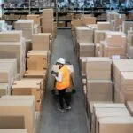 Empleado de taller gestionando pedidos de recambios para reducir los plazos de entrega y mejorar la satisfacción del cliente.