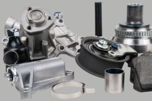 Empleado de taller revisando recambios y analizando estrategias de precios para aumentar el margen de beneficio.