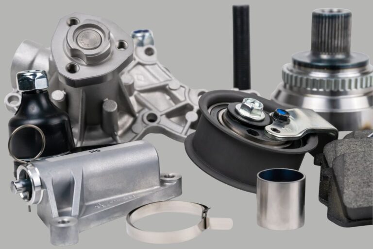 Empleado de taller revisando recambios y analizando estrategias de precios para aumentar el margen de beneficio.