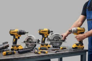 Mecânico a utilizar ferramentas DEWALT numa oficina, destacando a sua eficiência e rentabilidade.