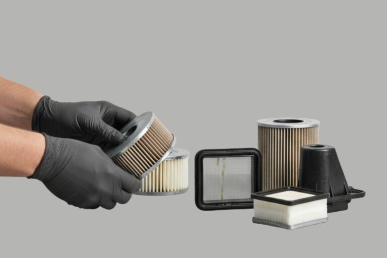 Filtres de transmission: Créez des packs de service rentables 2 Technicien remplaçant un filtre de transmission sur un véhicule dans un atelier.