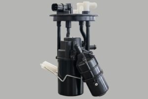 Mecánico diagnosticando la bomba de combustible de un vehículo en un taller profesional.