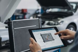 Mecánico identificando un radiador mediante el número de bastidor para evitar errores en la reparación.