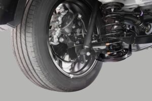 Kits de suspensão dispostos numa bancada de oficina, prontos para instalação e venda, ilustrando oportunidades de lucro.