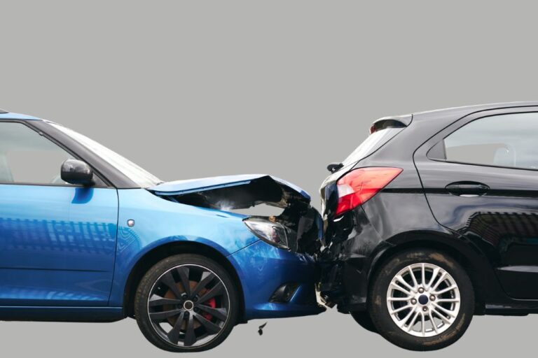 O impacto de peças de má qualidade nos acidentes de trânsito 1 Veículo acidentado devido a falha de peças de má qualidade, destacando a importância de componentes confiáveis.