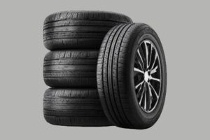 Technicien manipulant un pneu jumelé sans entretoise dans un atelier.