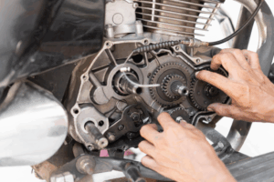 Technicien installant un moteur reconditionné dans un véhicule ancien.