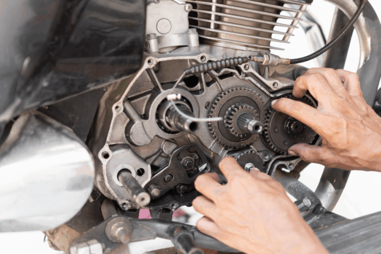 Technicien installant un moteur reconditionné dans un véhicule ancien.