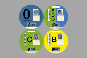 Vista de vehículos en Madrid junto a señales ambientales, representando la aplicación del IVTM según distintivo ambiental a partir de 2026.