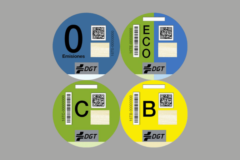 Vista de vehículos en Madrid junto a señales ambientales, representando la aplicación del IVTM según distintivo ambiental a partir de 2026.