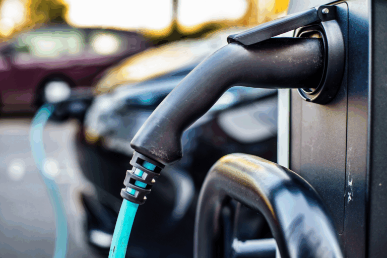 Véhicules électriques d’occasion alignés avec des voitures thermiques, illustrant la convergence des prix et la dynamisation du marché.