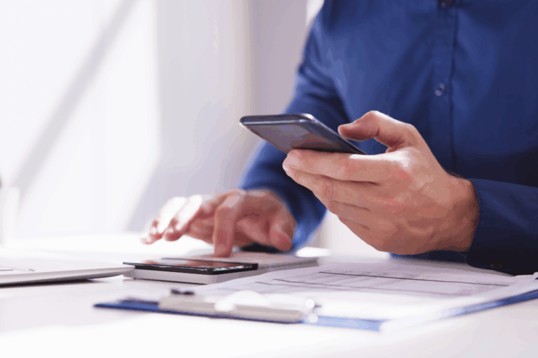 Técnico de taller revisando una factura mientras analiza el incremento de precios en octubre y el acumulado de 2025.