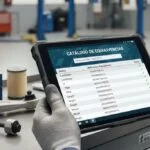Profesional de taller comparando referencias OEM e IAM utilizando un catálogo de equivalencias para seleccionar la pieza correcta.