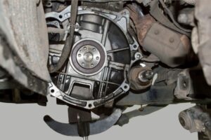 Retentor da cambota: Como diagnosticar fugas e realizar a substituição 1 Retentor da cambota de motor sobre a bancada da oficina, com ferramentas para diagnóstico e substituição.