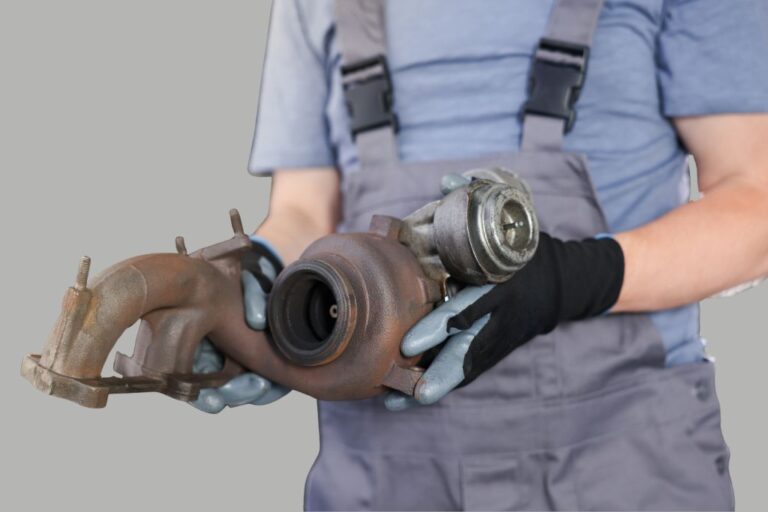 Turbos reconstruídos vs. novos: Guia de compra para oficinas e retalhistas 21 Turbo novo e turbo reconstruído lado a lado numa bancada de oficina, destacando diferenças visuais entre ambos.