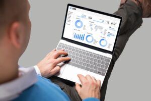 Técnico a registar agendamento de limpeza de injetores num software CRM, com clientes e histórico de serviços visíveis.