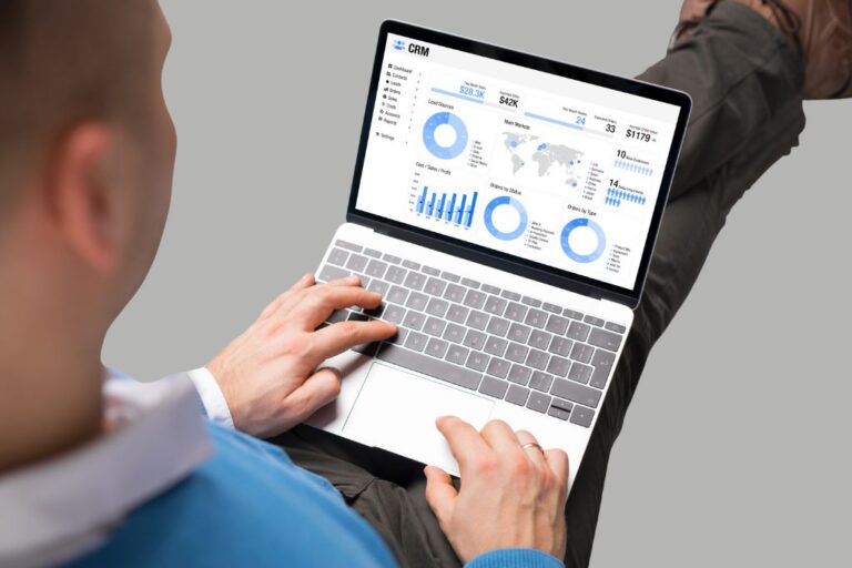 Usar o CRM para agendar a limpeza de injetores e fidelizar clientes 16 Técnico a registar agendamento de limpeza de injetores num software CRM, com clientes e histórico de serviços visíveis.